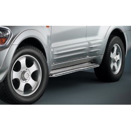 Estribos laterales en plataforma inox   Montero Pajero  3 puert