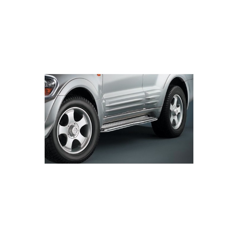 Estribos laterales en plataforma inox   Montero Pajero  3 puert